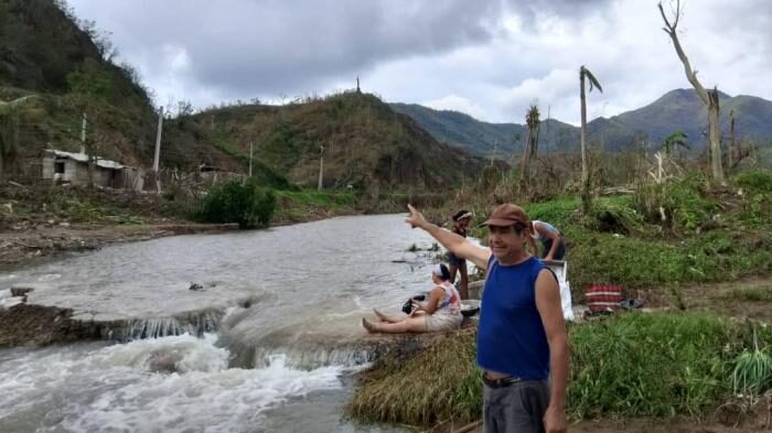 José indica que el Sensenerico provocó deslizamientos desde la loma donde está el monumento al Cimarrón. Foto: Luis Alberto Portuondo