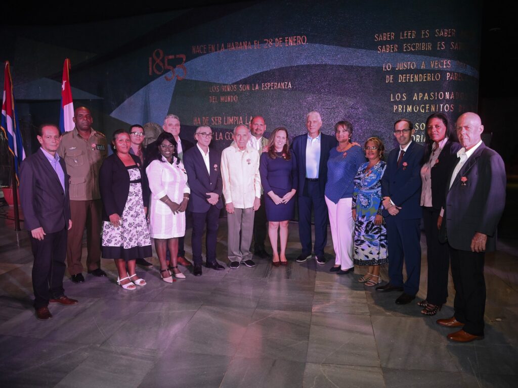 D-C condecora a educadores