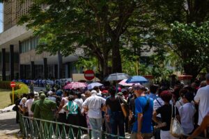 La fila avanza, pausada y silenciosa, como si el tiempo mismo se tomara un respiro. Foto: Presidencia Cuba.